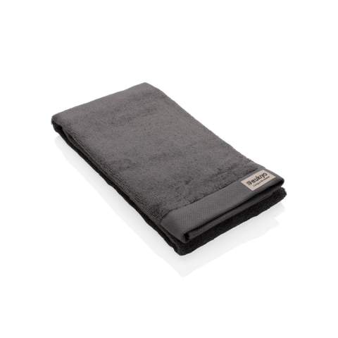 Serviette de bain 500 grammes, fabriqué à partir de 30% de coton recyclé. Cette serviette Ukiyo est ultra-douce pour la peau, sèche rapidement et offre une grande capacité d'absorption. Avec traceur AWARE™ qui valide l'utilisation authentique du coton recyclé. Chaque serviette permet d'économiser 741,4 litres d'eau. 2% du produit de la vente de chaque produit Impact sera reversé à Water.org. Lavable en machine. Fabriqué au Portugal.