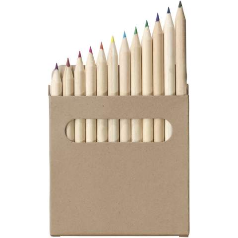 Set de coloriage avec 12 crayons en bois de peuplier. En optant pour un set de coloriage en bois provenant de forêts gérées de manière responsable, vous pouvez soutenir des pratiques plus durables et éthiques dans la production de fournitures artistiques. Livré avec un manuel dans une boîte en papier Kraft. Dimensions du crayon : 87 x 7 mm. Avertissement ! Ne convient pas aux enfants de moins de trois ans. Petites pièces. Risque d'étouffement.