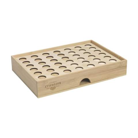 Een lade voor het opbergen van koffiecapsules en spel in één. Een item van het merk Rackpack. Gemaakt van FSC 100% gecertificeerd bamboe en FSC 100% gecertificeerd vurenhout. Als je de lade volledig uitschuift, kun je met 2 personen een strategisch spel spelen waarbij je als doel hebt om als eerste vier schijven op een rij te krijgen. Gebruik hiervoor de meegeleverde schijven (42 stuks) of je eigen koffiecapsules. Ideaal voor het creëren van een functionele en speelse koffiecorner in je keuken. Bamboe is een natuurlijk materiaal. Hierdoor kan de kleur per product variëren.