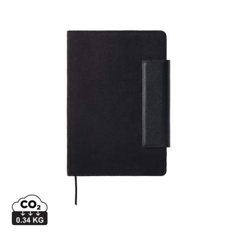 Ein stilvolles A5-Notizbuch mit 160 linierten Seiten (80 Blatt). Es ist das perfekte Accessoire für Besprechungen, um Ihre Notizen stilvoll zu organisieren. Das Marlow-Notizbuch kombiniert zeitloses Design mit recyceltem Kunstleder, PU-Details und Recyclingpapier. Das Notizbuch ist mit einem praktischen und stilvollen Magnetverschluss ausgestattet. Zertifiziert nach GRS (Global Recycled Standard), garantiert die GRS-Zertifizierung, dass die gesamte Lieferkette der recycelten Materialien zertifiziert ist. Der Gesamtanteil an recycelten Materialien basiert auf dem Gesamtgewicht des Produkts. Dieses Produkt enthält 50% GRS-zertifiziert Recyclingpapier und 6% GRS-zertifiziert recyceltes Polyester.<br /><br />NotebookFormat: A5<br />NumberOfPages: 160<br />PaperRulingLayout: Linierte Seiten