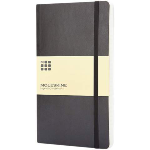Das Moleskine Classic Notizbuch mit Softcover in Größe L (13x21 cm) ist in einer großen Auswahl an stilvollen, lebendigen Farben erhältlich. Das Notizbuch verfügt über einen weichen Kartoneinband mit abgerundeten Ecken, säurefreies Papier, Lesezeichenband und elastischen Verschluss. Auf der ersten Seite finden Sie Platz für einen Hinweis „bei Verlust“ und zur Belohnung für den Finder. Auf der Rückseite befindet sich eine erweiterbare Innentasche, auf der die Geschichte von Moleskine steht. Die Tasche kann für lose Zettel und Notizen verwendet werden. Enthält 192 elfenbeinfarbene linierte Seiten.