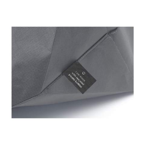 Royale, RPET-non-woven winkel- en strandtas (80 g/m²) met lange hengsels. Gemaakt van gerecyclede PET-flessen. Breed model. Sterk en licht. GRS-gecertificeerd. Totaal gerecycled materiaal: 98%. Inhoud ca. 25 liter.