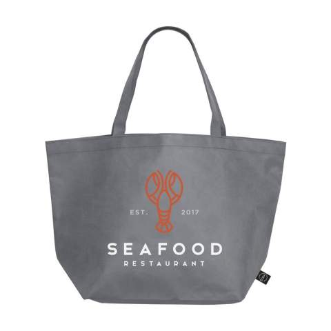 Royale, RPET-non-woven winkel- en strandtas (80 g/m²) met lange hengsels. Gemaakt van gerecyclede PET-flessen. Breed model. Sterk en licht. GRS-gecertificeerd. Totaal gerecycled materiaal: 98%. Inhoud ca. 25 liter.
