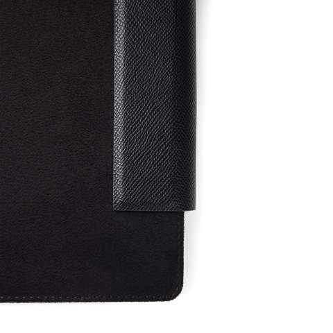 Ein stilvolles A5-Notizbuch mit 160 linierten Seiten (80 Blatt). Es ist das perfekte Accessoire für Besprechungen, um Ihre Notizen stilvoll zu organisieren. Das Marlow-Notizbuch kombiniert zeitloses Design mit recyceltem Kunstleder, PU-Details und Recyclingpapier. Das Notizbuch ist mit einem praktischen und stilvollen Magnetverschluss ausgestattet. Zertifiziert nach GRS (Global Recycled Standard), garantiert die GRS-Zertifizierung, dass die gesamte Lieferkette der recycelten Materialien zertifiziert ist. Der Gesamtanteil an recycelten Materialien basiert auf dem Gesamtgewicht des Produkts. Dieses Produkt enthält 50% GRS-zertifiziert Recyclingpapier und 6% GRS-zertifiziert recyceltes Polyester.<br /><br />NotebookFormat: A5<br />NumberOfPages: 160<br />PaperRulingLayout: Linierte Seiten