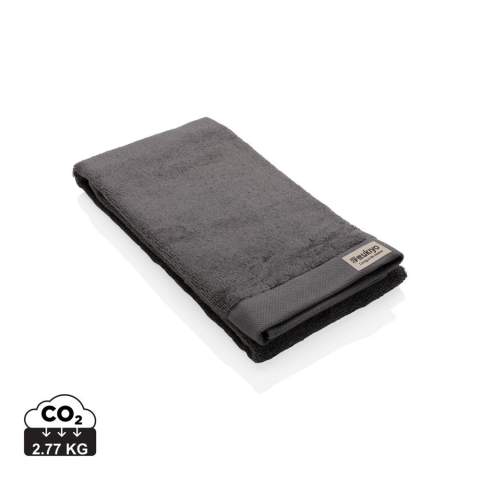 Serviette de bain 500 grammes, fabriqué à partir de 30% de coton recyclé. Cette serviette Ukiyo est ultra-douce pour la peau, sèche rapidement et offre une grande capacité d'absorption. Avec traceur AWARE™ qui valide l'utilisation authentique du coton recyclé. Chaque serviette permet d'économiser 741,4 litres d'eau. 2% du produit de la vente de chaque produit Impact sera reversé à Water.org. Lavable en machine. Fabriqué au Portugal.