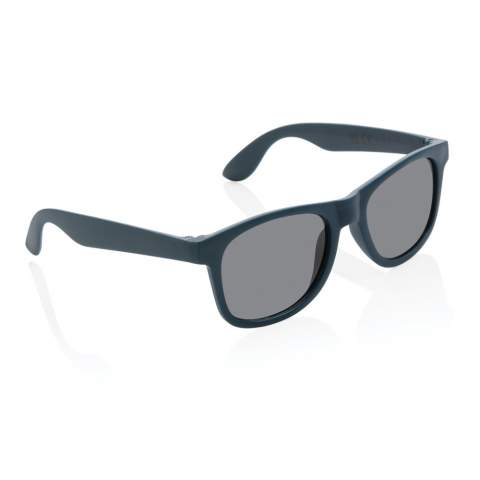 Sunglasses made with RCS certified recycled PP frame. Recycled content of frame is 100%. Total recycled content: 66% based on total item weight. RCS certification ensures a completely certified supply chain of the recycled materials. The lenses are smoky acrylic and conform to EN ISO 12312-1,UV 400 and CAT 3. Packed in an FSC® kraft sleeve.