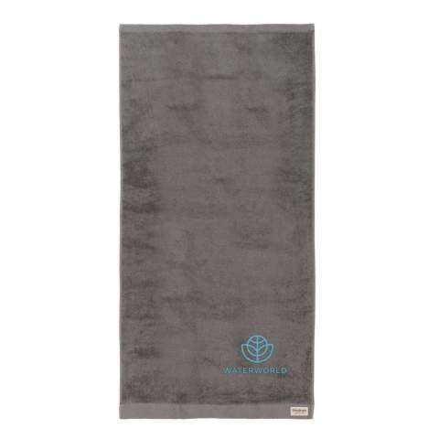 Serviette de bain 500 grammes, fabriqué à partir de 30% de coton recyclé. Cette serviette Ukiyo est ultra-douce pour la peau, sèche rapidement et offre une grande capacité d'absorption. Avec traceur AWARE™ qui valide l'utilisation authentique du coton recyclé. Chaque serviette permet d'économiser 741,4 litres d'eau. 2% du produit de la vente de chaque produit Impact sera reversé à Water.org. Lavable en machine. Fabriqué au Portugal.