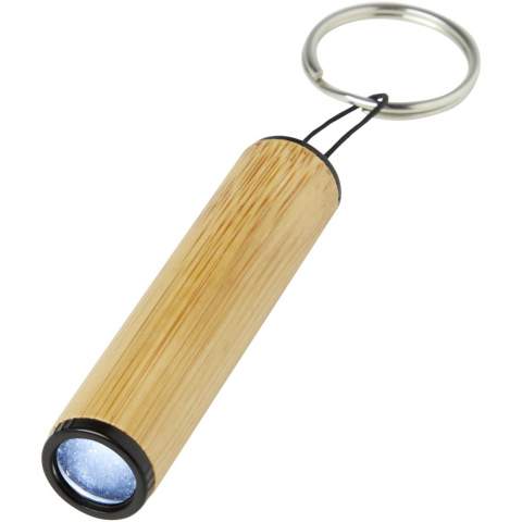 De Cane bamboe sleutelhanger met lampje is een compact en veelzijdig accessoire dat is ontworpen om je te voorzien van handige verlichting wanneer u het nodig hebt. Trek gewoon aan het polyester koord om je licht te laten schijnen. De sleutelhanger kan eenvoudig worden bevestigd aan sleutels, rugzak of andere persoonlijke spullen. De behuizing is gemaakt van duurzaam ABS-materiaal voor langdurige prestaties en de buitenbehuizing is gemaakt van bamboe voor een vleugje natuurlijke schoonheid. Geleverd met 3 LR41 batterijen. Lichtcapaciteit: 1,5V/30mAh. 