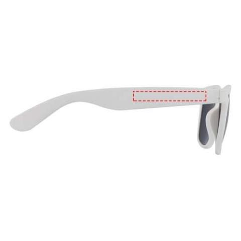 These sustainable retro-designed sunglasses are the ideal promotional giveaway during summer festivals, events, or other sunny outdoor activities. The sunglasses are lightweight and comfortable to wear, and they are manufactured from recycled plastic for a more sustainable choice. Conforms to EN ISO 12312-1 and has UV400 lenses which are rated as category 3, making it the perfect choice for protection against bright sunlight.
