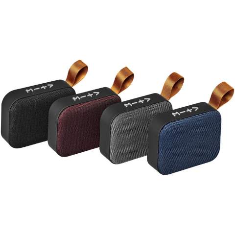 De Fashion stof Bluetooth® speaker produceert geweldig geluid en ziet er trendy uit. Het rooster van de speaker is omwikkeld met een geweven stof en de behuizing heeft een zachte afwerking. Het 3-watt-stuurprogramma van de speaker doet je versteld staan, terwijl de ingebouwde muziekbediening en microfoon je in staat stellen om de muziek te bedienen en een conferencecall te voeren vanaf elke locatie zonder de telefoon aan te hoeven raken. De batterij van 400 mAh zorgt ervoor dat er meer dan 2 uur muziek kan worden afgespeeld. Bereik van Bluetooth® is 10 meter (33ft). Bluetooth® versie 5.0.