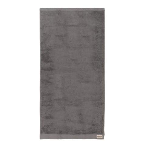 Serviette de bain 500 grammes, fabriqué à partir de 30% de coton recyclé. Cette serviette Ukiyo est ultra-douce pour la peau, sèche rapidement et offre une grande capacité d'absorption. Avec traceur AWARE™ qui valide l'utilisation authentique du coton recyclé. Chaque serviette permet d'économiser 741,4 litres d'eau. 2% du produit de la vente de chaque produit Impact sera reversé à Water.org. Lavable en machine. Fabriqué au Portugal.