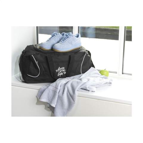 Ruime sport-/reistas van 600D polyester. Met ritsvak aan de voorzijde, gaasvak, 2 handgrepen en verstelbare schouderriem. Inhoud ca. 22 liter.