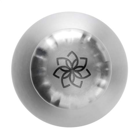 Dubbelwandige, vacuüm geïsoleerde, RVS waterfles/thermosfles. Met lekvrije schroefdop. Uitgevoerd in metallic of met mooie toplaag in matte finish (alleen de zwarte en de witte). Geschikt voor het op temperatuur houden van koud of warm water. Niet vaatwasserbestendig. Inhoud 500 ml. Per stuk in kraft doos.