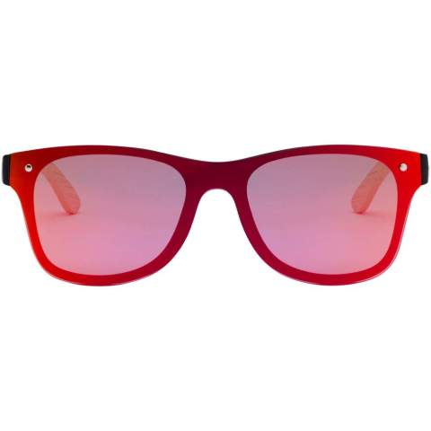 Stylische Sonnenbrille mit farbigen Gläsern und Bambusbügeln. Die UV-400-Gläser schützen vor schädlichen ultravioletten Strahlen. Erfüllt die europäische Sicherheitsnorm EN12312-1. 