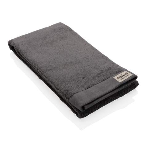 Serviette de bain 500 grammes, fabriqué à partir de 30% de coton recyclé. Cette serviette Ukiyo est ultra-douce pour la peau, sèche rapidement et offre une grande capacité d'absorption. Avec traceur AWARE™ qui valide l'utilisation authentique du coton recyclé. Chaque serviette permet d'économiser 741,4 litres d'eau. 2% du produit de la vente de chaque produit Impact sera reversé à Water.org. Lavable en machine. Fabriqué au Portugal.