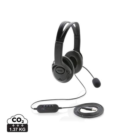 PC USB-stereo hoofdtelefoon met in-line geluidskaart en volume / mute-regeling levert superieur stereogeluid, terwijl de microfoon zorgt voor helder geluid tijdens gesprekken. Deze lichtgewicht over-ear headset van ABS-materiaal is ontworpen voor dagelijks langdurig gebruik en werkt met pc en Mac®. Met 2 meter USB A-kabel voor een optimale verbinding met elke computer. Perfect voor bellen en videogesprekken.