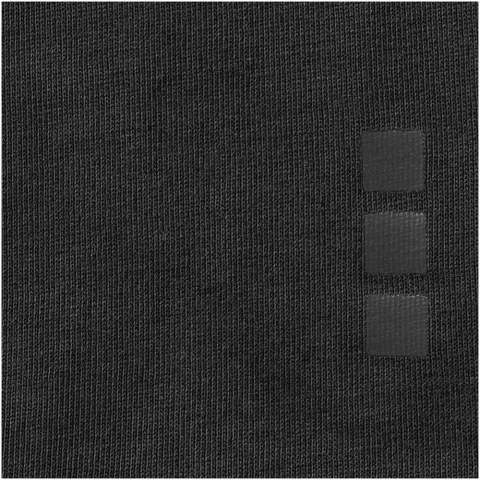 Das kurzärmelige Herren-T-Shirt Nanaimo aus 160 g/m2 Baumwolle ist perfekt für jede Gelegenheit und eine bequeme Ergänzung für jeden Kleiderschrank. Die ringgesponnene Baumwolle sorgt für ein stärkeres und glatteres Garn, was zu einem haltbareren Stoff führt, der ein hochwertiges Branding garantiert. Die Seitennähte sorgen für eine gute Passform, und mit dem aufgedruckten Elevate-Branding im Nacken ist es immer angenehm zu tragen. Verstärkte Schultern sorgen für einen gleichbleibenden Sitz auch nach langem Gebrauch.