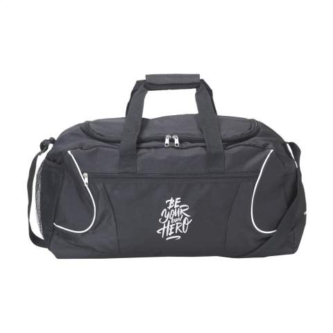 Ruime sport-/reistas van 600D polyester. Met ritsvak aan de voorzijde, gaasvak, 2 handgrepen en verstelbare schouderriem. Inhoud ca. 22 liter.