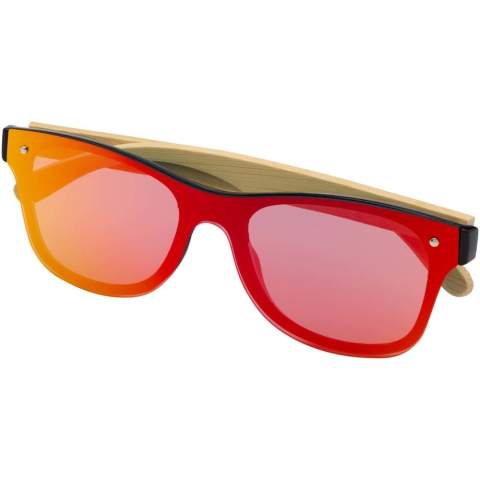Stylische Sonnenbrille mit farbigen Gläsern und Bambusbügeln. Die UV-400-Gläser schützen vor schädlichen ultravioletten Strahlen. Erfüllt die europäische Sicherheitsnorm EN12312-1. 