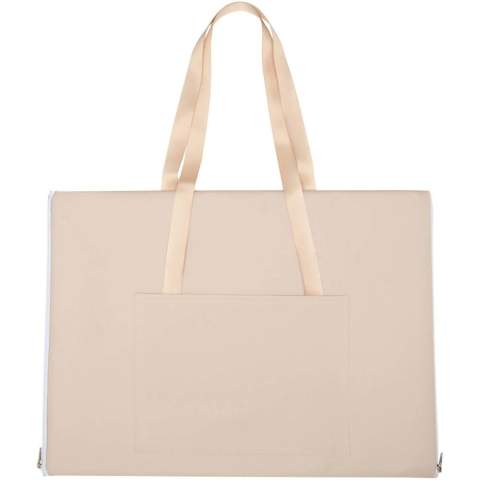 Geniet comfortabel van het buitenleven met de Laytote picknickdeken, gemaakt van 600D polyesterstof met een PVC-coating. Dit hoogwaardige materiaal biedt uitstekende waterbestendigheid, duurzaamheid en is gemakkelijk te reinigen. Het weefontwerp zorgt voor een strakke en stijlvolle look, perfect voor elke buitenomgeving. De deken is netjes op te vouwen met een rits, heeft twee zakken voor kleine spullen en handige handgrepen om gemakkelijk mee te nemen. Afmetingen: 100 x 145 cm.