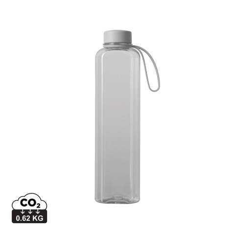Stylische Wasserflasche mit praktischem Griff. Perfekt für jede Gelegenheit, egal ob im Büro oder im Fitnessstudio. Die Flasche verfügt über ein einzigartiges, schlankes und flaches Design, das ihr nicht nur ein modernes und elegantes Aussehen verleiht, sondern auch dafür sorgt, dass sie leicht in Taschen und Rucksäcke passt, ohne unnötig Platz zu beanspruchen. Hergestellt aus RCS (Recycled Claim Standard) recyceltem PET-Material.  Die RCS-Zertifizierung garantiert, dass die gesamte Lieferkette der recycelten Materialien zertifiziert ist. Der Gesamtanteil an recyceltem Material basiert auf dem Gesamtgewicht des Produkts. Dieses Produkt enthält 85 % RCS-zertifiziertes recyceltes PET. Nur für kalte Getränke geeignet. Nur Handwäsche. Inhalt: 550ml