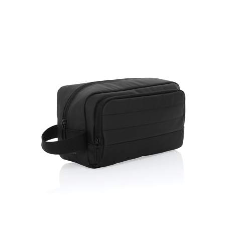 Gardez vos articles de toilette élégamment rangés et bien organisés lorsque vous êtes en déplacement. Avec un compartiment principal spacieux qui offre suffisamment d'espace pour ranger vos articles de toilette essentiels. Une poche frontale zippée offre un espace de rangement supplémentaire pour les petites nécessités. Avec le traceur AWARE™ qui valide l'utilisation authentique de matériaux recyclés. 2 % des recettes de chaque produit Aware™ vendu seront reversés à Water.org. Sans PVC.<br /><br />PVC free: true
