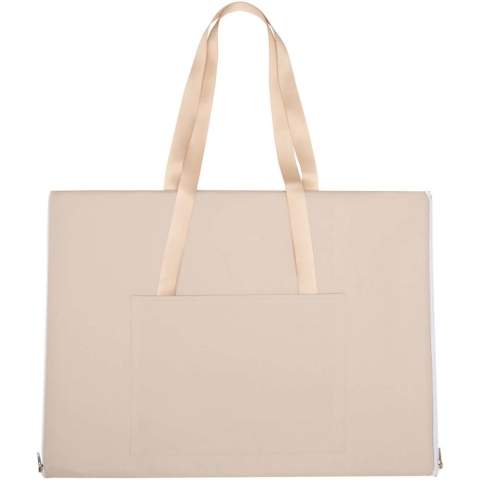 Geniet comfortabel van het buitenleven met de Laytote picknickdeken, gemaakt van 600D polyesterstof met een PVC-coating. Dit hoogwaardige materiaal biedt uitstekende waterbestendigheid, duurzaamheid en is gemakkelijk te reinigen. Het weefontwerp zorgt voor een strakke en stijlvolle look, perfect voor elke buitenomgeving. De deken is netjes op te vouwen met een rits, heeft twee zakken voor kleine spullen en handige handgrepen om gemakkelijk mee te nemen. Afmetingen: 100 x 145 cm.