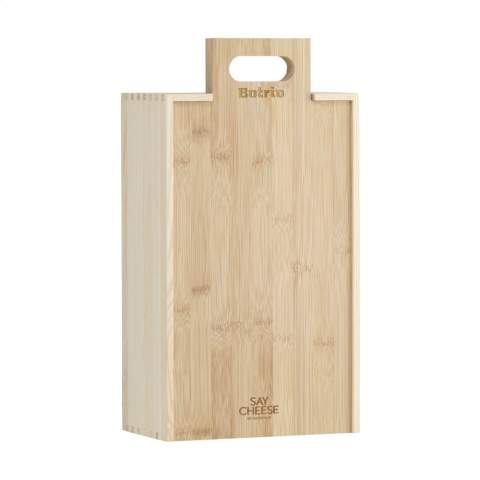 Rackpack Say Cheese: Weinkiste und Käsebrett in einem. Say Cheese ist eine Geschenkbox aus Holz mit zwei Fächern. Eine für eine Flasche Wein und eine für eine Auswahl an französischen Käsesorten. Der Deckel der Box dient auch als Schneidebrett aus Bambus, um den soeben geschenkten Käse zu präsentieren und zu schneiden. Guten Appetit! Rackpack: eine Wein-Geschenkbox aus FSC 100% zertifiziertes Holz mit einem neuen zweiten Leben! • geeignet für eine oder zwei Flaschen Wein • 8-10 mm Kiefernholz • Wein nicht inklusive • Inhalt nicht enthalten. Wird einzeln in einem Kraftkarton geliefert.