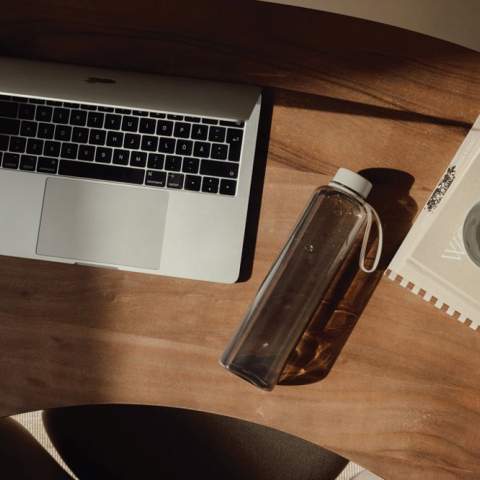Stylische Wasserflasche mit praktischem Griff. Perfekt für jede Gelegenheit, egal ob im Büro oder im Fitnessstudio. Die Flasche verfügt über ein einzigartiges, schlankes und flaches Design, das ihr nicht nur ein modernes und elegantes Aussehen verleiht, sondern auch dafür sorgt, dass sie leicht in Taschen und Rucksäcke passt, ohne unnötig Platz zu beanspruchen. Hergestellt aus RCS (Recycled Claim Standard) recyceltem PET-Material.  Die RCS-Zertifizierung garantiert, dass die gesamte Lieferkette der recycelten Materialien zertifiziert ist. Der Gesamtanteil an recyceltem Material basiert auf dem Gesamtgewicht des Produkts. Dieses Produkt enthält 85 % RCS-zertifiziertes recyceltes PET. Nur für kalte Getränke geeignet. Nur Handwäsche. Inhalt: 550ml