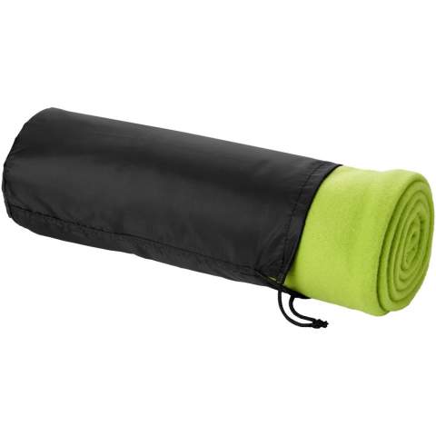 Iemand een  knuffel sturen is eenvoudig met de Huggy plaid deken van 150 x 120 cm. De eenkleurige plaid deken is gemaakt van 100% polar fleece 200 g/m², een zacht en comfortabel materiaal dat snel voor de nodige warmte zorgt en de lichaamswarmte vasthoudt. Rol de deken op en stop hem in het handige zakje met trekkoordsluiting om hem gemakkelijk op te bergen zonder veel ruimte te verliezen.    
 