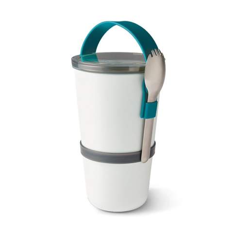 Der von indischen Tiffin-Trägern inspirierte Lunch Pot ist schlanker und höher, wodurch er kompakt ist und leicht in der Tasche verstaut werden kann. Der Lunch Pot Original besteht aus zwei wasserdichten Töpfen, die zum Transport zusammengeschlossen werden können. Sie sind mit einem praktischen Silikon-Trageband versehen, an dem auch der "Spork“ (Löffel und Gabel) aus Edelstahl befestigt ist. Trennen Sie alles von Joghurt und Obst bis hin zu Nudeln und Suppe. Wenn Sie fertig sind, passt der kleinere Topf in den größeren Topf und das Ganze lässt sich so ganz leicht verstauen. Mikrowellen- und spülmaschinenfest, abgesehen vom Tritan-Deckel. Ein eventeller Logodruck wird einer Spülmaschinenwäsche jedoch nicht standhalten.