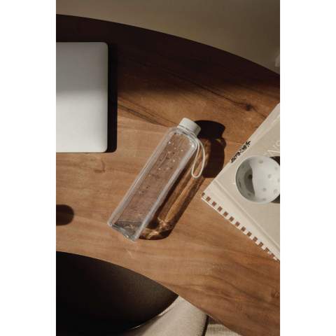 Stylische Wasserflasche mit praktischem Griff. Perfekt für jede Gelegenheit, egal ob im Büro oder im Fitnessstudio. Die Flasche verfügt über ein einzigartiges, schlankes und flaches Design, das ihr nicht nur ein modernes und elegantes Aussehen verleiht, sondern auch dafür sorgt, dass sie leicht in Taschen und Rucksäcke passt, ohne unnötig Platz zu beanspruchen. Hergestellt aus RCS (Recycled Claim Standard) recyceltem PET-Material.  Die RCS-Zertifizierung garantiert, dass die gesamte Lieferkette der recycelten Materialien zertifiziert ist. Der Gesamtanteil an recyceltem Material basiert auf dem Gesamtgewicht des Produkts. Dieses Produkt enthält 85 % RCS-zertifiziertes recyceltes PET. Nur für kalte Getränke geeignet. Nur Handwäsche. Inhalt: 550ml