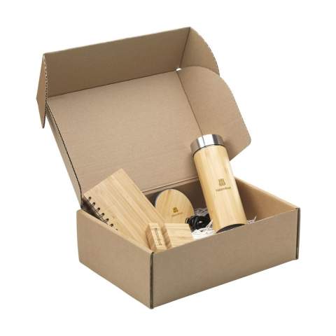 Geschenkset, das sich als Aufmerksamkeit für verschiedene Anlässe eignet. Ob Sie eine neue Mitarbeiterin oder einen neuen Mitarbeiter willkommen heißen, ein Geschenk zum Jahresende überreichen, Ihren Angestellten Ihre Wertschätzung zeigen oder einfach nur Ihre Geschäftsbeziehungen vertiefen möchten: Dieses Geschenk wird einen bleibenden Eindruck hinterlassen. In diesem Geschenkset sind die folgenden Produkte enthalten: • W099 Notebook made from Stonewaste-Bamboo A6  • 6430 Supporto Bamboo • 5228 Osaka 360 ml • 6452 Bamboo 10W Wireless Charger.  Gestalten Sie dieses Set noch persönlicher: Lassen Sie einen Namen, ein Zitat oder ein Logo auf die einzelnen Produkte drucken. Die Produkte werden als Set in einer  Kraft-Geschenkbox geliefert.