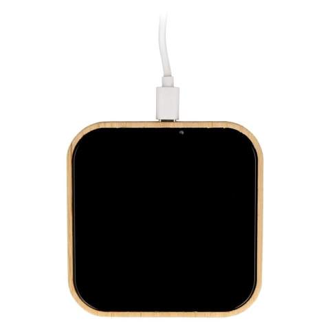 Snel en elegant opladen! Maak kennis met onze 10W draadloze lader, gemaakt met een combinatie van duurzaam bamboe en een oppervlak van stijlvol glas. Inclusief oplaadkabel met een lengte van 90cm. Laad op in stijl en maak tegelijkertijd een statement voor een groenere toekomst. 