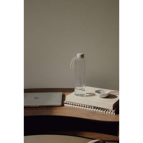 Stylische Wasserflasche mit praktischem Griff. Perfekt für jede Gelegenheit, egal ob im Büro oder im Fitnessstudio. Die Flasche verfügt über ein einzigartiges, schlankes und flaches Design, das ihr nicht nur ein modernes und elegantes Aussehen verleiht, sondern auch dafür sorgt, dass sie leicht in Taschen und Rucksäcke passt, ohne unnötig Platz zu beanspruchen. Hergestellt aus RCS (Recycled Claim Standard) recyceltem PET-Material.  Die RCS-Zertifizierung garantiert, dass die gesamte Lieferkette der recycelten Materialien zertifiziert ist. Der Gesamtanteil an recyceltem Material basiert auf dem Gesamtgewicht des Produkts. Dieses Produkt enthält 85 % RCS-zertifiziertes recyceltes PET. Nur für kalte Getränke geeignet. Nur Handwäsche. Inhalt: 550ml