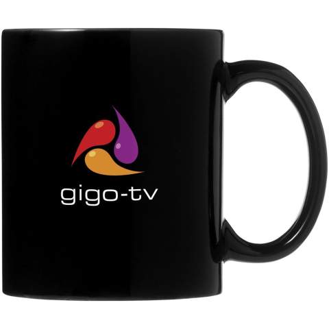 Avec son design classique, le mug Santos est un élément qui attire l'attention dans n'importe quelle maison ou bureau. Ce mug est disponible en plusieurs couleurs et offre suffisamment d'espace pour imprimer un logo ou un message. Il peut contenir jusqu'à 330 ml de boissons chaudes, et le matériau en céramique garantit sa résistance à la chaleur. Le mug Santos (y compris l'impression) peut être mis au lave-vaisselle conformément à la norme EN12875-1 pour au moins 125 lavages. 