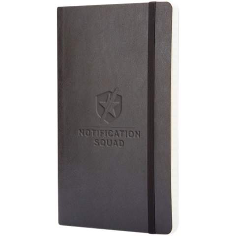 Das Moleskine Classic Notizbuch mit Softcover in Größe L (13x21 cm) ist in einer großen Auswahl an stilvollen, lebendigen Farben erhältlich. Das Notizbuch verfügt über einen weichen Kartoneinband mit abgerundeten Ecken, säurefreies Papier, Lesezeichenband und elastischen Verschluss. Auf der ersten Seite finden Sie Platz für einen Hinweis „bei Verlust“ und zur Belohnung für den Finder. Auf der Rückseite befindet sich eine erweiterbare Innentasche, auf der die Geschichte von Moleskine steht. Die Tasche kann für lose Zettel und Notizen verwendet werden. Enthält 192 elfenbeinfarbene linierte Seiten.