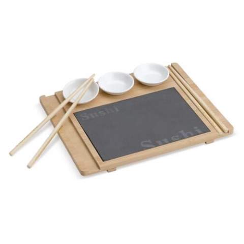 Sushi-Brett für zwei Personen, bestehend aus einem hölzernen Serviertablett mit einer Sushi-Platte aus Schiefer. Wird mit zwei Sets Essstäbchen und drei Keramikschalen geliefert.
