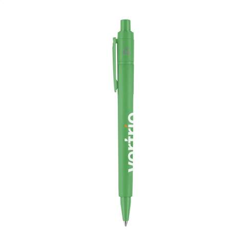 Stylo bille à encre bleue de la marque Stilolinea®. Fabriqué en plastique ABS 100% recyclé à partir d’appareils électroniques et/ou de déchets post-consommation. Avec une impression du symbole de recyclage à côté du clip. Un choix responsable. Fabriqué en Italie.