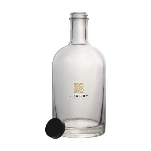 Stilvolle Glaswasserflasche mit Schraubverschluss und stabilem Boden. Das zeitlose Design macht diese Flasche ideal als Tischflasche und besonders geeignet für den Einsatz in der Gastronomie. Die Flasche ist spülmaschinengeeignet, der Verschluss nicht. Um den Aufdruck zu erhalten, wird Handwäsche empfohlen. Fassungsvermögen 700 ml.