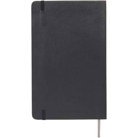 Das Moleskine Classic Notizbuch mit Softcover in Größe L (13x21 cm) ist in einer großen Auswahl an stilvollen, lebendigen Farben erhältlich. Das Notizbuch verfügt über einen weichen Kartoneinband mit abgerundeten Ecken, säurefreies Papier, Lesezeichenband und elastischen Verschluss. Auf der ersten Seite finden Sie Platz für einen Hinweis „bei Verlust“ und zur Belohnung für den Finder. Auf der Rückseite befindet sich eine erweiterbare Innentasche, auf der die Geschichte von Moleskine steht. Die Tasche kann für lose Zettel und Notizen verwendet werden. Enthält 192 elfenbeinfarbene linierte Seiten.