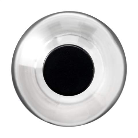 Stilvolle Glaswasserflasche mit Schraubverschluss und stabilem Boden. Das zeitlose Design macht diese Flasche ideal als Tischflasche und besonders geeignet für den Einsatz in der Gastronomie. Die Flasche ist spülmaschinengeeignet, der Verschluss nicht. Um den Aufdruck zu erhalten, wird Handwäsche empfohlen. Fassungsvermögen 700 ml.