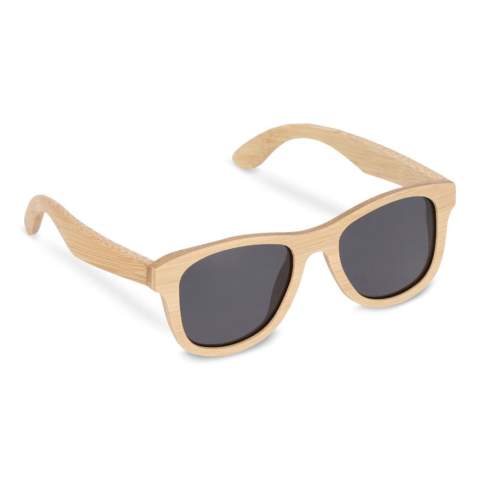 L'écologie rencontre le style avec ces lunettes de soleil en bambou. La monture en bois naturel offre une sensation de légèreté et un design tendance et intemporel. Dotées de verres UV400 pour une protection solaire supérieure, ces lunettes de soleil sont l'alliance parfaite du développement durable et de la mode.
