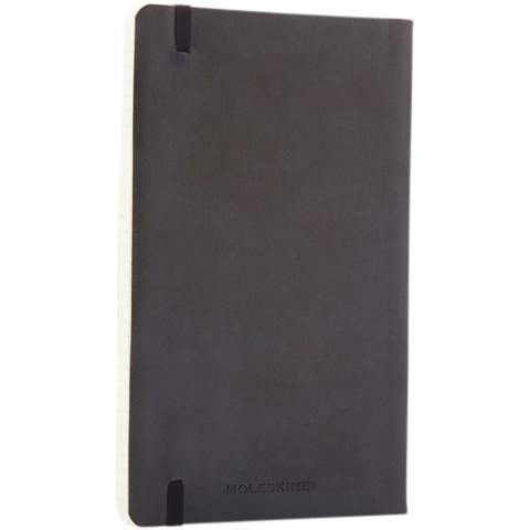 Das Moleskine Classic Notizbuch mit Softcover in Größe L (13x21 cm) ist in einer großen Auswahl an stilvollen, lebendigen Farben erhältlich. Das Notizbuch verfügt über einen weichen Kartoneinband mit abgerundeten Ecken, säurefreies Papier, Lesezeichenband und elastischen Verschluss. Auf der ersten Seite finden Sie Platz für einen Hinweis „bei Verlust“ und zur Belohnung für den Finder. Auf der Rückseite befindet sich eine erweiterbare Innentasche, auf der die Geschichte von Moleskine steht. Die Tasche kann für lose Zettel und Notizen verwendet werden. Enthält 192 elfenbeinfarbene linierte Seiten.