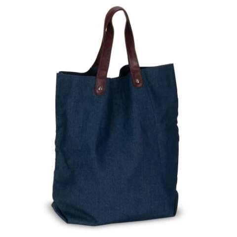 Stylische Einkaufstasche aus robustem Jeans-Stoff und veganen Ledergriffen. Die angebrachten Nieten verleihen der Tasche einen robusten Look. Die Tasche ist komplett gefüttert.