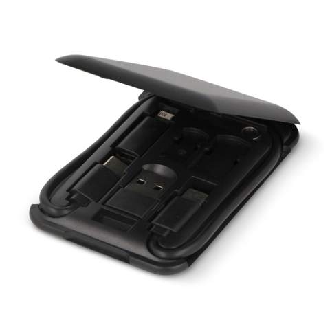 Restez connecté en déplacement grâce à notre kit de voyage polyvalent ! Les multiples connecteurs USB garantissent la compatibilité avec tous vos appareils. Le support de téléphone intégré est très pratique pour regarder des vidéos et d'autres choses. Comme vous pouvez vous y attendre, l'article est fabriqué à partir de matériaux recyclés.