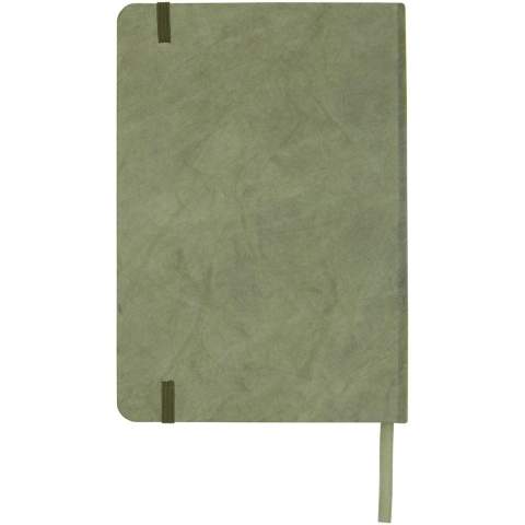 A5 reißfestes Notizbuch mit Inhaltsseiten aus Steinpapier. Steinpapier ist 100 % holzfrei und der Produktionsprozess verbraucht weniger Energie als recyceltes oder neues Zellstoffpapier. Es ist wasserbeständig, sodass verschüttete Flüssigkeiten leicht abgewischt werden können. Verfügt über ein farblich abgestimmtes Leseband und ein Elastikband sowie 60 Blatt, 120 g/m² linierte Inhaltsseiten aus Steinpapier. Verpackt in einer Kartonhülle.