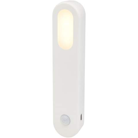 Sensa is een perfecte lamp voor binnen zoals trappen, garage, keuken, hal, badkamer, kelder, garderobe, enz. om u en uw gezin veiligheid (nooit meer struikelen in het donker) en gemak (het is niet nodig om kamerverlichting altijd aan te doen) te bieden. Met een ingebouwde 1200 mAh oplaadbare batterij kunt u deze ook op een kampeertrip meenemen. Drie verlichtingsmodi: 'Aan'-modus: 's nachts constant aan, 'Uit'-modus: licht uitgeschakeld en 'Auto'-modus: schakelt automatisch in wanneer beweging wordt gedetecteerd. Het bereik van de bewegingssensor is maximaal 3 meter binnen 120° en het licht gaat uit na 20 seconden inactiviteit. 2800 K zacht warm licht dat geen pijn doet aan uw ogen. Met een geïntegreerde magneet aan de achterkant voor eenvoudige installatie op een metalen oppervlak (extra metalen plaat is voorzien voor niet-metalen oppervlakken). Geleverd in een geschenkverpakking van duurzaam materiaal.