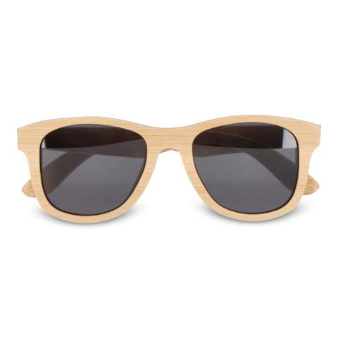 L'écologie rencontre le style avec ces lunettes de soleil en bambou. La monture en bois naturel offre une sensation de légèreté et un design tendance et intemporel. Dotées de verres UV400 pour une protection solaire supérieure, ces lunettes de soleil sont l'alliance parfaite du développement durable et de la mode.
