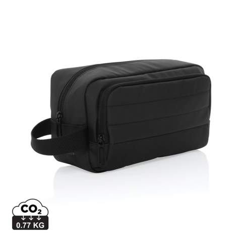 Gardez vos articles de toilette élégamment rangés et bien organisés lorsque vous êtes en déplacement. Avec un compartiment principal spacieux qui offre suffisamment d'espace pour ranger vos articles de toilette essentiels. Une poche frontale zippée offre un espace de rangement supplémentaire pour les petites nécessités. Avec le traceur AWARE™ qui valide l'utilisation authentique de matériaux recyclés. 2 % des recettes de chaque produit Aware™ vendu seront reversés à Water.org. Sans PVC.<br /><br />PVC free: true